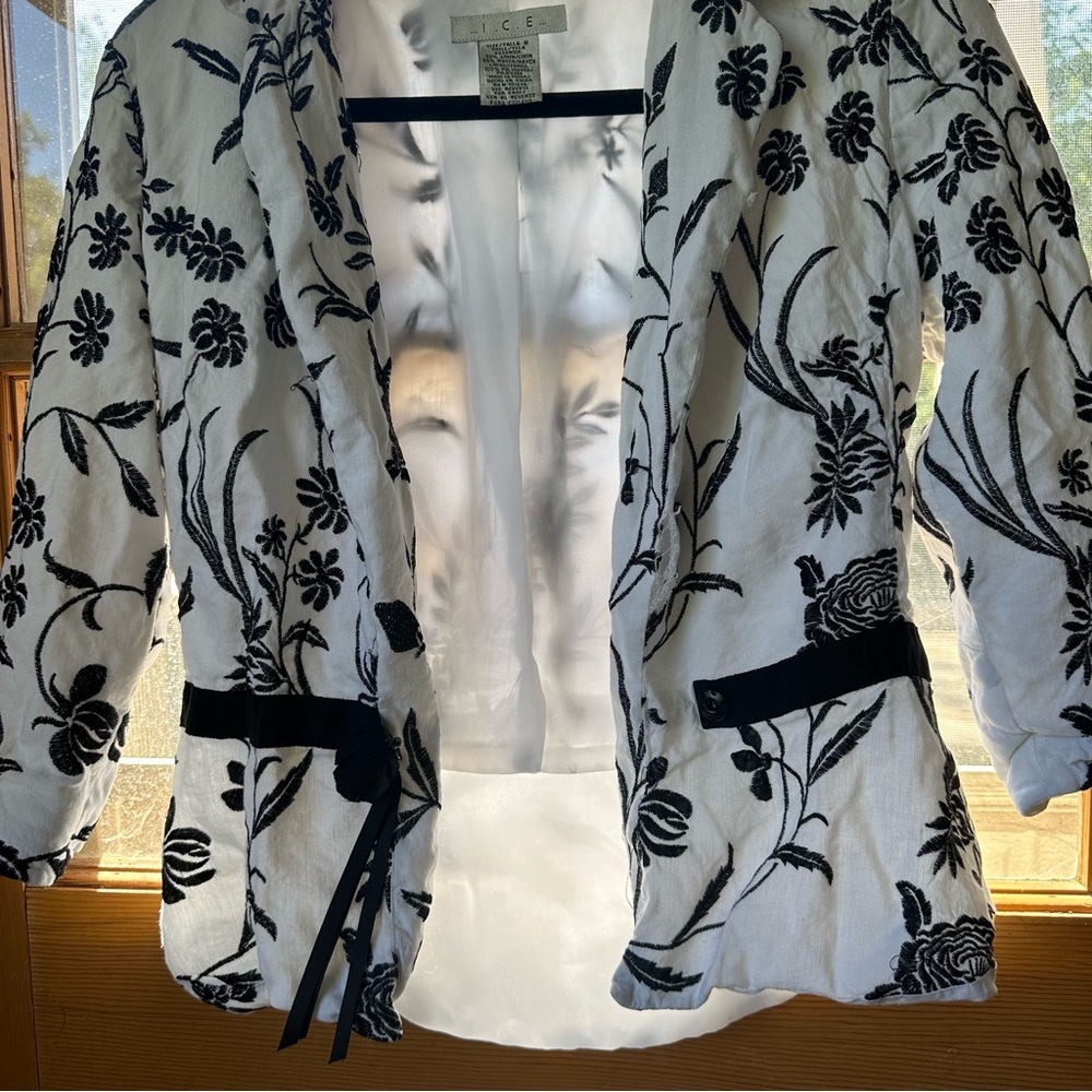 🦋 ICE Black & White Floral Open Front Cropped 3/4 Sleeve Blazer - Picture 2 of 12